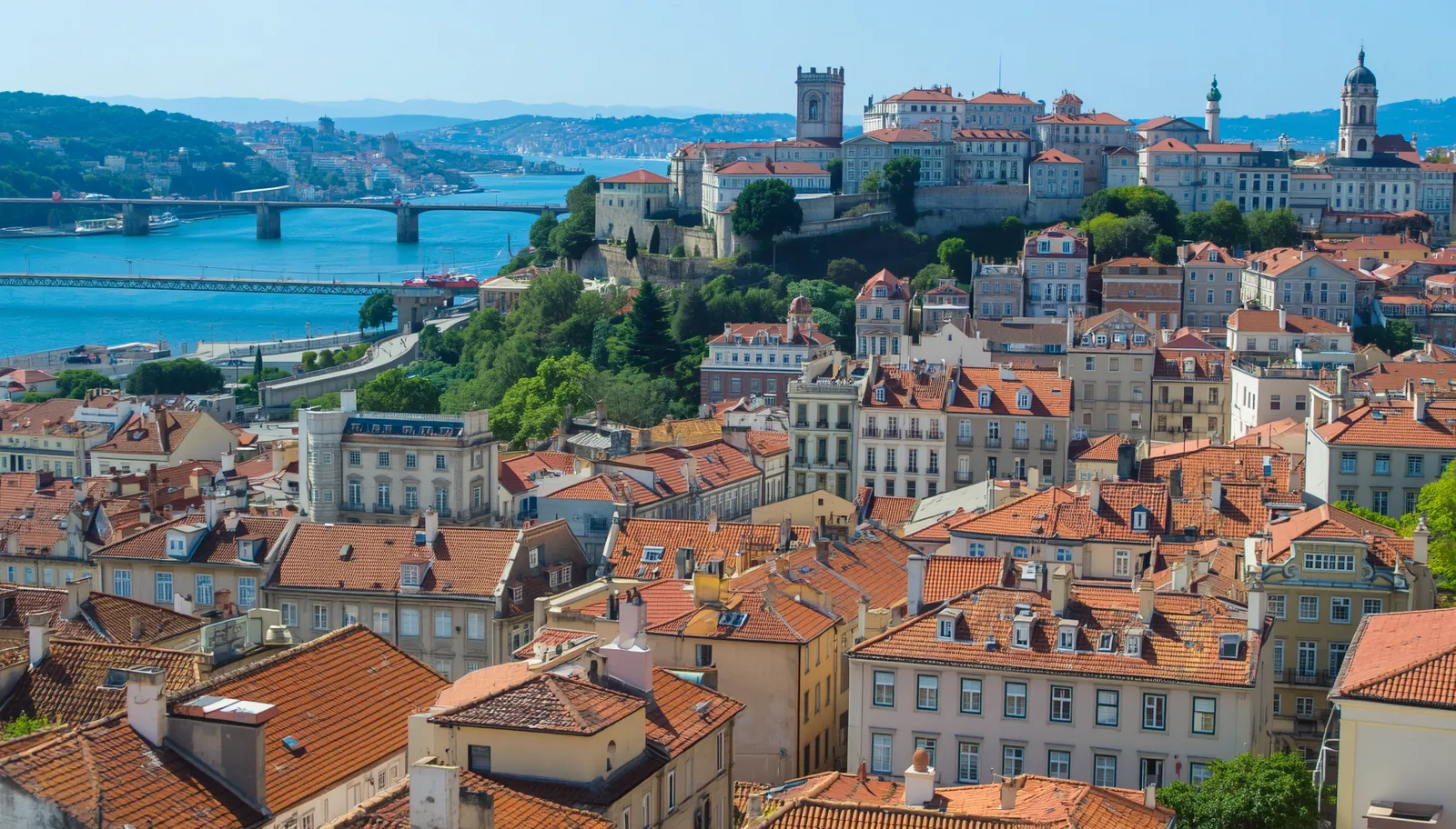 alt="Lisbonne Portugal — vue sur les toits et le Tage depuis un mirador"